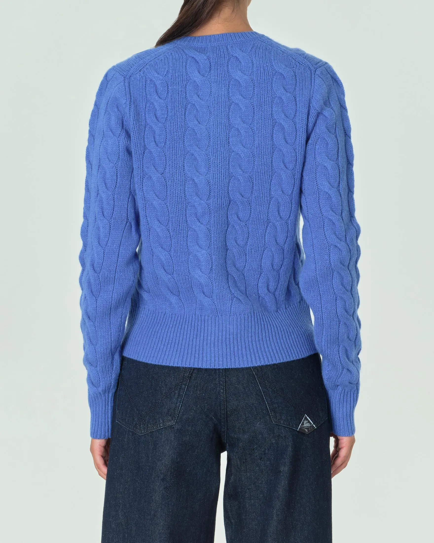 Cardigan color avio in lana e cachemire lavorato a trecce con scollo a giro