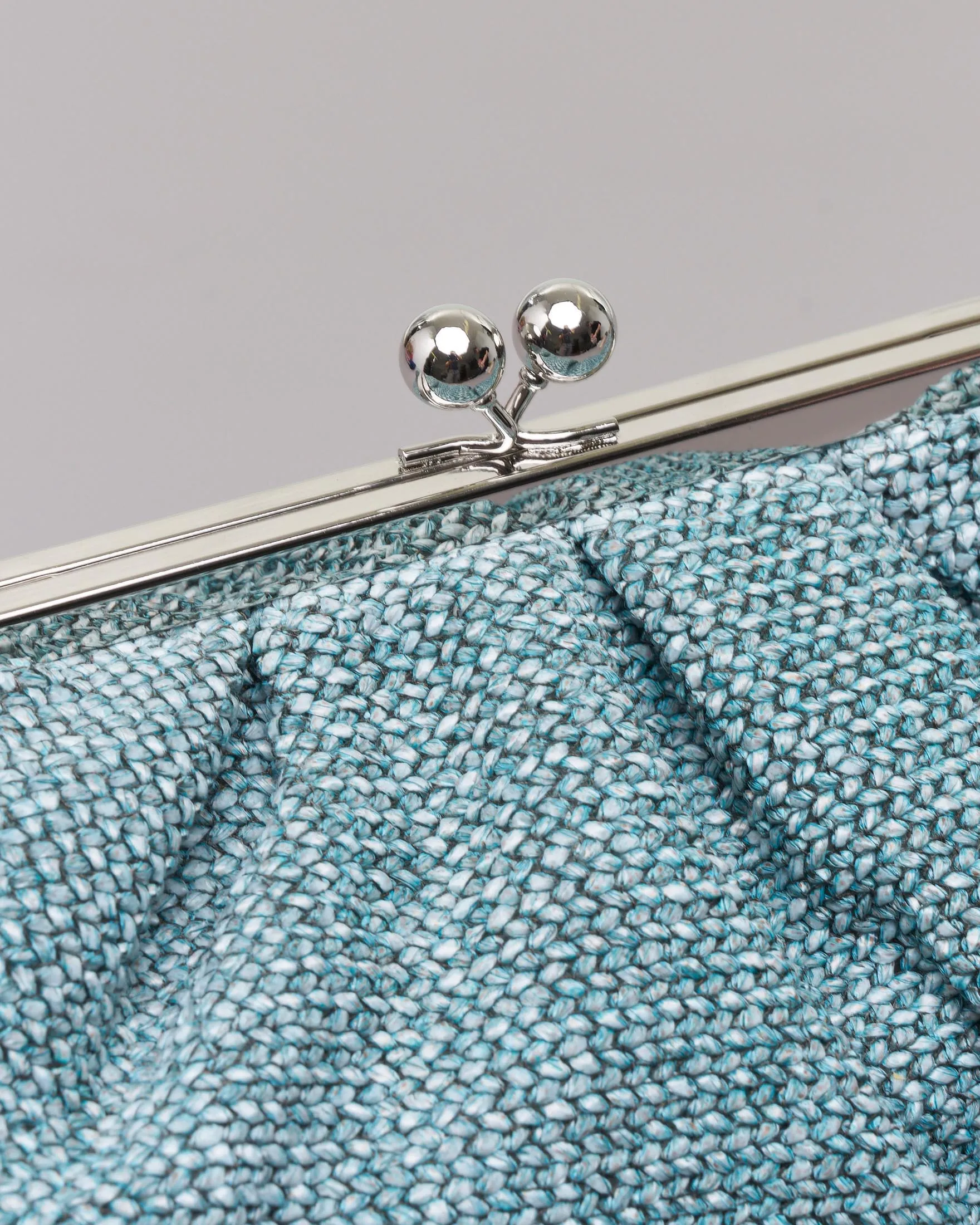 Clutch azzurro cielo in tessuto intrecciato effetto rafia con chiusura in metallo a sfere a scatto